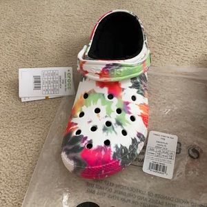 NWT tie dye crocs with lining